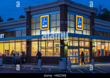 ALDI Discounter in Snellville (Metro Atlanta), Georgien. ALDI ist eine beliebte Deutschland ansässige globale Rabatt-Supermarkt-Kette. Stockfoto