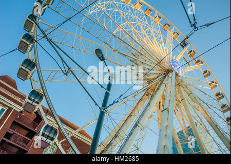 SkyView Atlanta Riesenrad mit klimatisierten Gondeln im Centennial Olympic Park in der Innenstadt von Atlanta, Georgia. (USA) Stockfoto