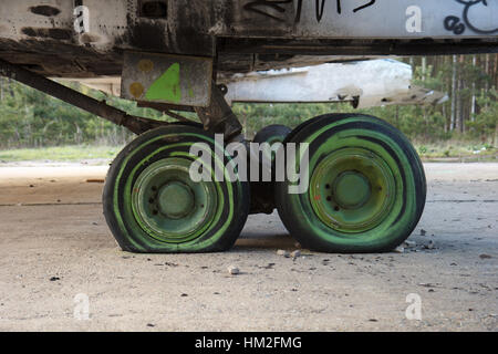 Altes Flugzeug Landung Räder Stockfoto