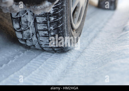 Auto-Spuren im Schnee Stockfoto