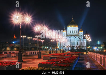 Patriarshy Brücke und Kathedrale von Christus dem Erlöser (Khram Roman Spasitelya) in der Nacht. Moskau. Russland Stockfoto