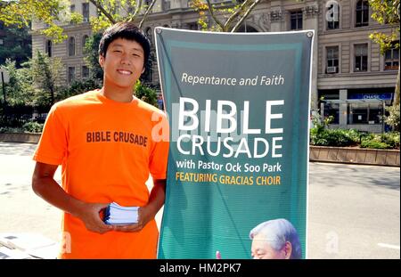 New York City - 24. August 2009: Koreanische Jugend austeilen Literatur für eine Bibel Kreuzzug am Broadway an der West 79th Street Stockfoto