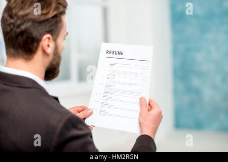 Elegante Personalvermittler lesen Lebenslauf für die Arbeit im Büro mieten Stockfoto