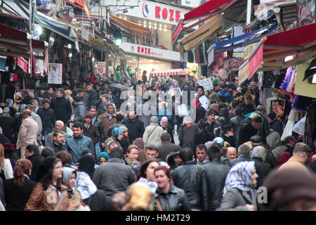 ISTANBUL, Türkei - 12. April 2012: Große Basar in Istanbul mit unbekannten Menschen im Publikum. Es ist eines der ältesten und größten überdachten Märkte in der w Stockfoto