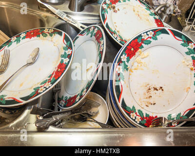 Haufen von schmutzigem Geschirr in der Spüle Stockfoto