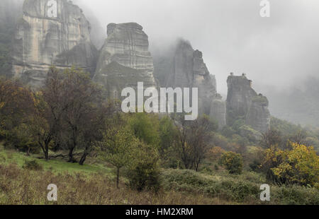 St. Nicholas Anapausas Monastery und Konglomerat Zinnen an Meteora an einem nebligen Herbstmorgen; Griechenland. Stockfoto