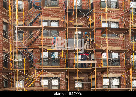 Bauarbeiter, Abbau Gerüst Boston MA Stockfoto