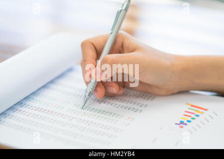 Hand-schreiben auf verschiedenen Finanz-Charts auf dem Tisch Stockfoto