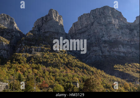 Die Türme der Astraka, Kalkstein Strebepfeiler des Mount Timfi über Mikro Papingo Dorf. Stockfoto