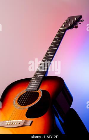 Akustische Gitarre auf einem farbigen Hintergrund Stockfoto