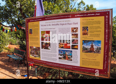 Zeichen, die Erläuterung der Amitabha Stupa und Peace Park in Sedona, Arizona Stockfoto