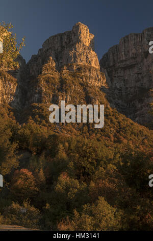 Die Türme der Astraka, Kalkstein Strebepfeiler des Mount Timfi über Mikro Papingo Dorf. Stockfoto