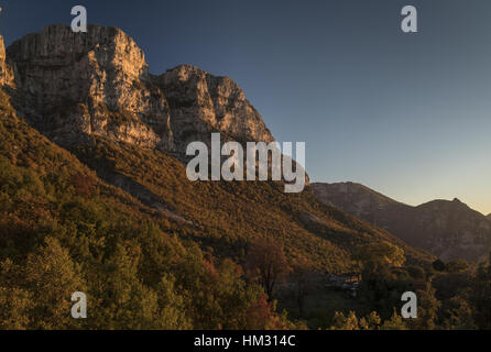 Die Türme der Astraka, Kalkstein Strebepfeiler des Mount Timfi über Mikro Papingo Dorf. Stockfoto