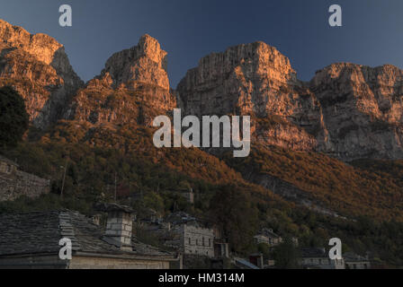 Die Türme der Astraka, Kalkstein Strebepfeiler des Mount Timfi über Mikro Papingo Dorf. Stockfoto