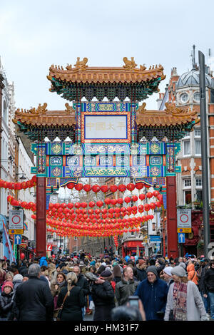 Chinesischer Bogen mit roten Laternen in Londons Chinatown auf Chinese New Year (Jahr des Hahnes) 2017 Stockfoto