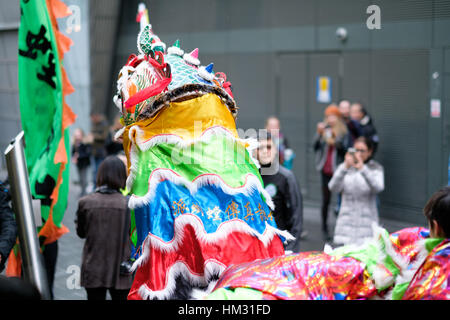 Drachen sammelt rote Umschläge in Chinatown, London, UK. Chinese New Year (Jahr des Hahnes) 2017 Stockfoto