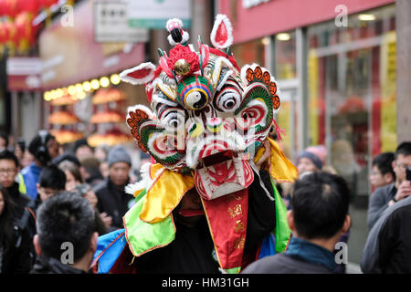 Drachen sammelt rote Umschläge in Chinatown, London, UK. Chinese New Year (Jahr des Hahnes) 2017 Stockfoto