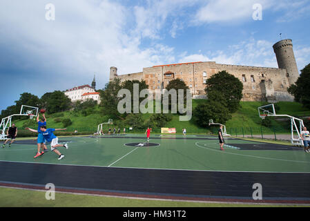 Menschen Basketball spielen auf einem außenplatz unter die Burg auf dem Domberg, Tallinn, Estland Stockfoto