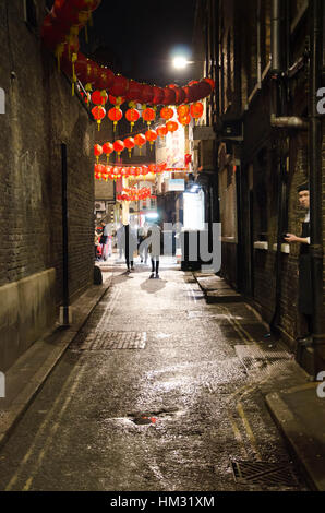 Ein Koch steht der am Ende ein chinesisches Restaurant in einer Seitenstraße in Kette Town in London. Stockfoto