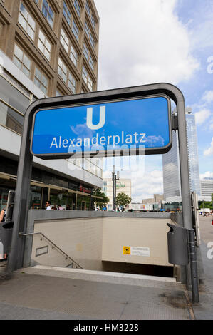 Ein blaues Schild am Eingang der u-Bahn Alexanderplatz Bahnhof in Berlin, Deutschland Stockfoto