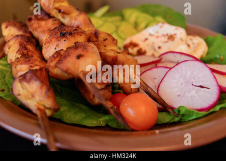 Chicken Kebab mit hausgemachten Joghurt und Gemüse Stockfoto