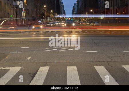 Straßenbeleuchtung und Verkehr NYC in der Dämmerung - Central Park West Stockfoto