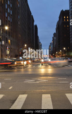 Straßenbeleuchtung und Verkehr NYC in der Dämmerung - Central Park West Stockfoto