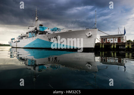 Restaurierte Blume Klasse Korvette HMCS SACKVILLE reflektiert das Wasser an ihrem Liegeplatz an der Küste von Halifax. Stockfoto