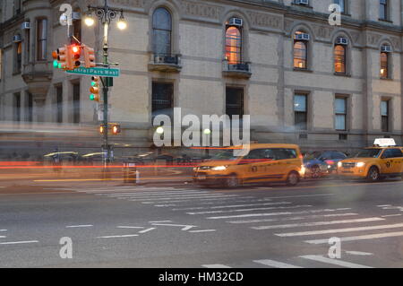 Straßenbeleuchtung und Verkehr NYC in der Dämmerung - Central Park West Stockfoto