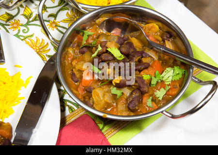 Eine Kahari Schüssel rote Kidney-Bohnen indisch Curry, Stil (Rajmah Chawal) Stockfoto