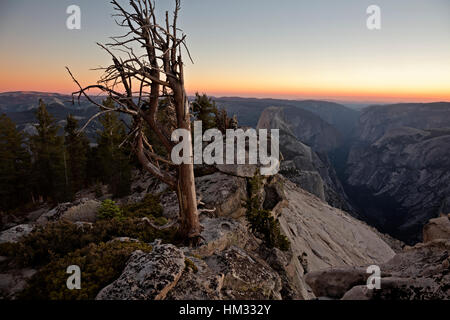 CA02959-00... Kalifornien - Sonnenuntergang über Half Dome und Yosemite Valley vom Grat unter Wolken Rest im Yosemite National Park. Stockfoto