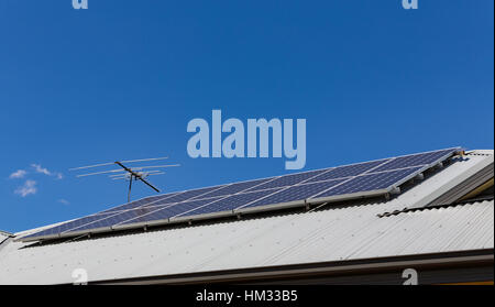 Sonnenkollektoren auf Metalldach installiert. Stockfoto