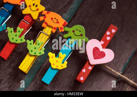 Herzförmige PIN auf dem Holzboden. Stockfoto