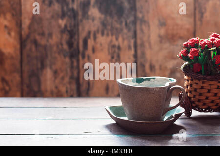 Tasse Kaffee auf dem alten Holztisch. Stockfoto