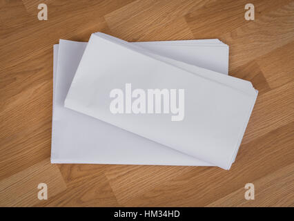 Leere Zeitung mit dem leeren Raum mock-up auf Holz Hintergrund Stockfoto