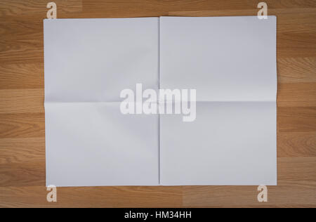 Leere Zeitung mit dem leeren Raum mock-up auf Holz Hintergrund Stockfoto