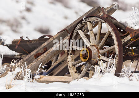 Alten defekten Wagen mit Rad im Schnee und Frost mit Winter Hintergrund. Stockfoto