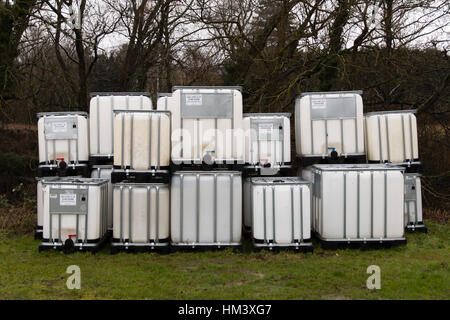 Stapel von intermediate Bulk Container im Freien. Mehreren IBC chemische Kunststoffbehälter sitzen leer, mit Beschriftungen sichtbar Stockfoto