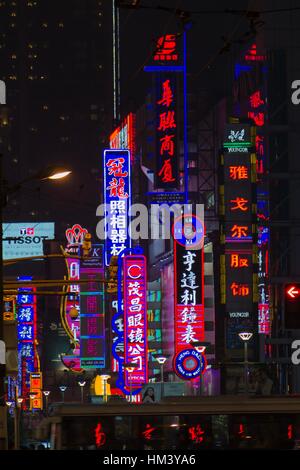 Shanghai, China - 1. April 2014 Stadtteil Pudong im östlichen Teil der Stadt Shanghai. Es ist die finanzielle und kommerzielle Zentrum von China. Stockfoto