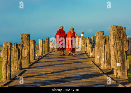 U BEIN Brücke, MYANMAR - 27. November 2016: buddhistische Mönche zu Fuß in U Bein Brücke Taungthaman See Amarapura Mandalay Staat Myanmar (Burma) Stockfoto