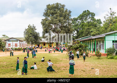 PYIN OO LWIN, MYANMAR - 28. November 2016: Kinder in der Schule in Myanmar (Burma) Stockfoto