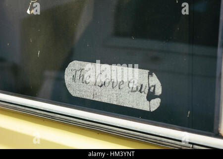 Die Love Bug ein Aufkleber auf der Seite eines komby van in St Kilda, Melbourne, Australien angezeigt Stockfoto