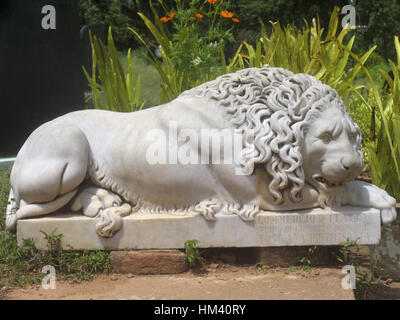 Garten am Kuthiramalika Palace Museum Löwe Skulptur. Trivandrum, Kerala, Indien Stockfoto