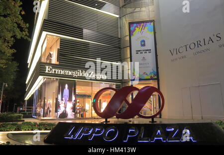 Lippo Plaza Einkaufszentrum in Shanghai China. Lippo Plaza ist ein 38 Stock Turm in der Sonderwirtschaftszone Bezirk von Shanghai und wurde im Jahr 1998 abgeschlossen. Stockfoto