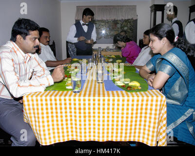 Menschen, die südlichen indischen Thali (spezielle Mahlzeiten für Onam Festival vorbereitet). Traditionell serviert auf Bananenblatt. Kerala, Indien Stockfoto