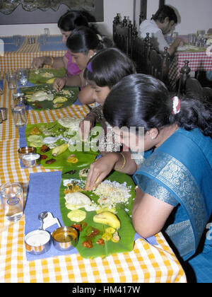 Menschen, die südlichen indischen Thali (spezielle Mahlzeiten für Onam Festival vorbereitet). Traditionell serviert auf Bananenblatt. Kerala, Indien Stockfoto