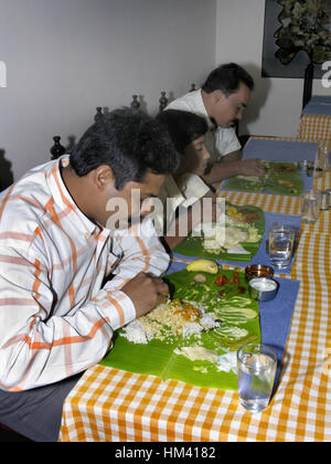 Menschen, die südlichen indischen Thali (spezielle Mahlzeiten für Onam Festival vorbereitet). Traditionell serviert auf Bananenblatt. Kerala, Indien Stockfoto
