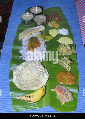 Onam Sadhya ist ein mehrgängiges Menü mit 11 bis 12 vegetarischen Gerichten und wird am letzten Tag von Onam serviert. Südindisches Thali oder Mahlzeit. Kerala, Indien Stockfoto