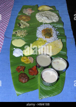 Onam Sadhya ist ein mehrgängiges Menü mit 11 bis 12 vegetarischen Gerichten und wird am letzten Tag von Onam serviert. Südindisches Thali oder Mahlzeit. Kerala, Indien Stockfoto