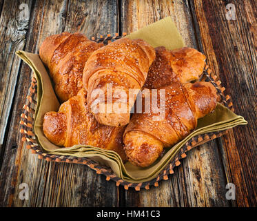 Frisch gebackene Croissants auf hölzernen Hintergrund Tisch. Stockfoto